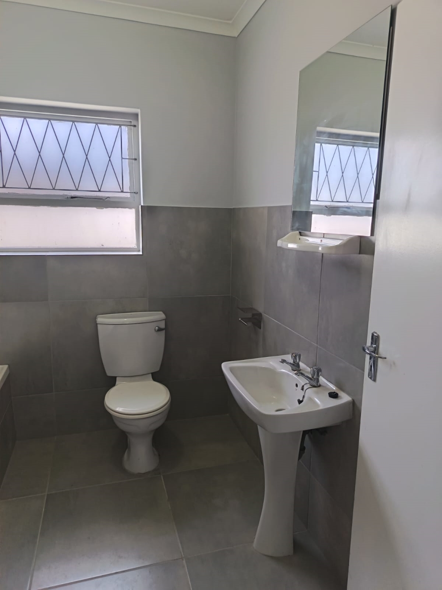 To Let 2 Bedroom Property for Rent in Wavecrest Eastern Cape